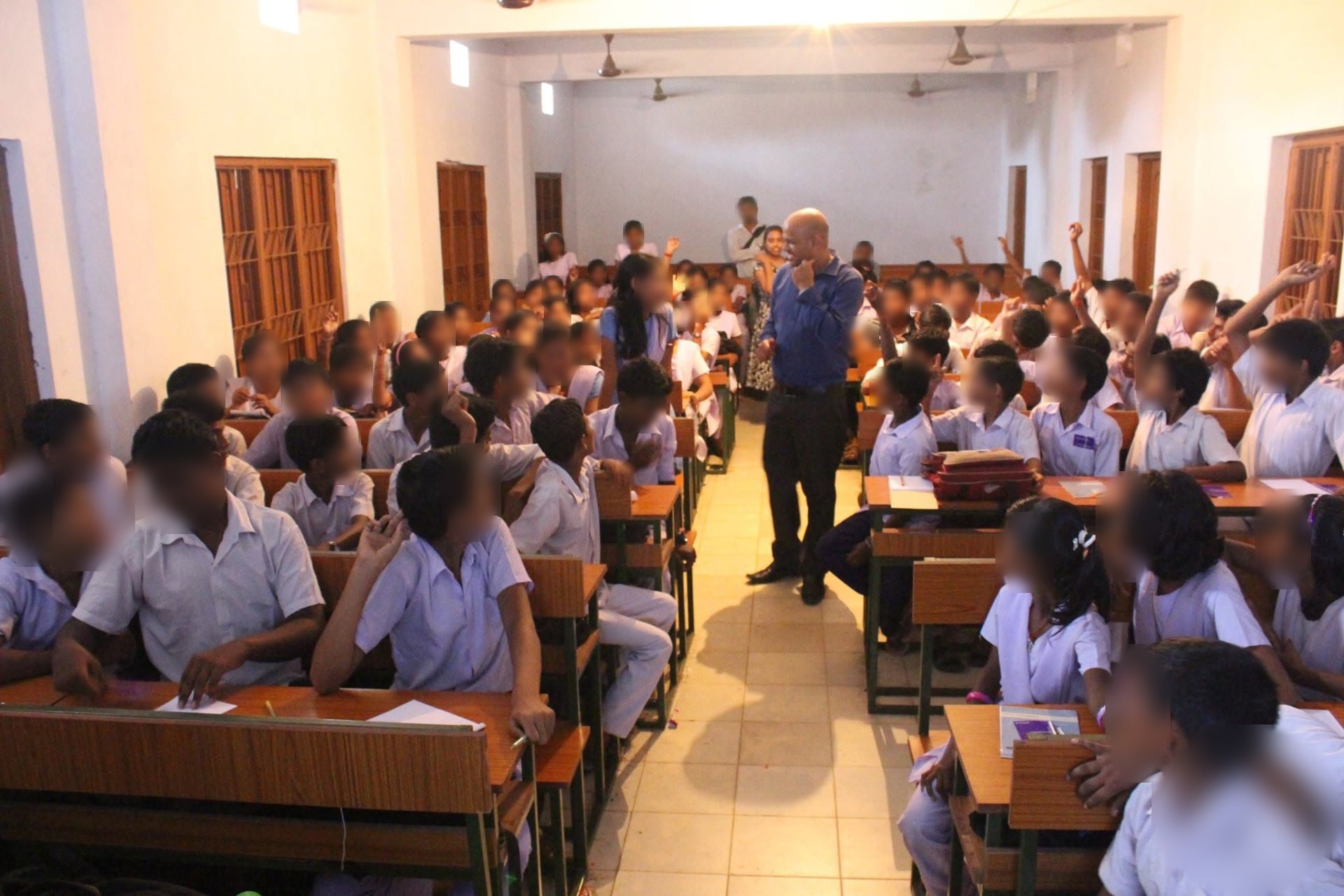 Suvendu Shekhar Giri speaking about computer fundamentals to a full classroom of school students in Nayagarh, 2015